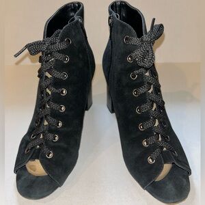 Vaneli Black Suede Lace-Up Peep Toe Ankle Boots Side Zipper Block Heel Size 7